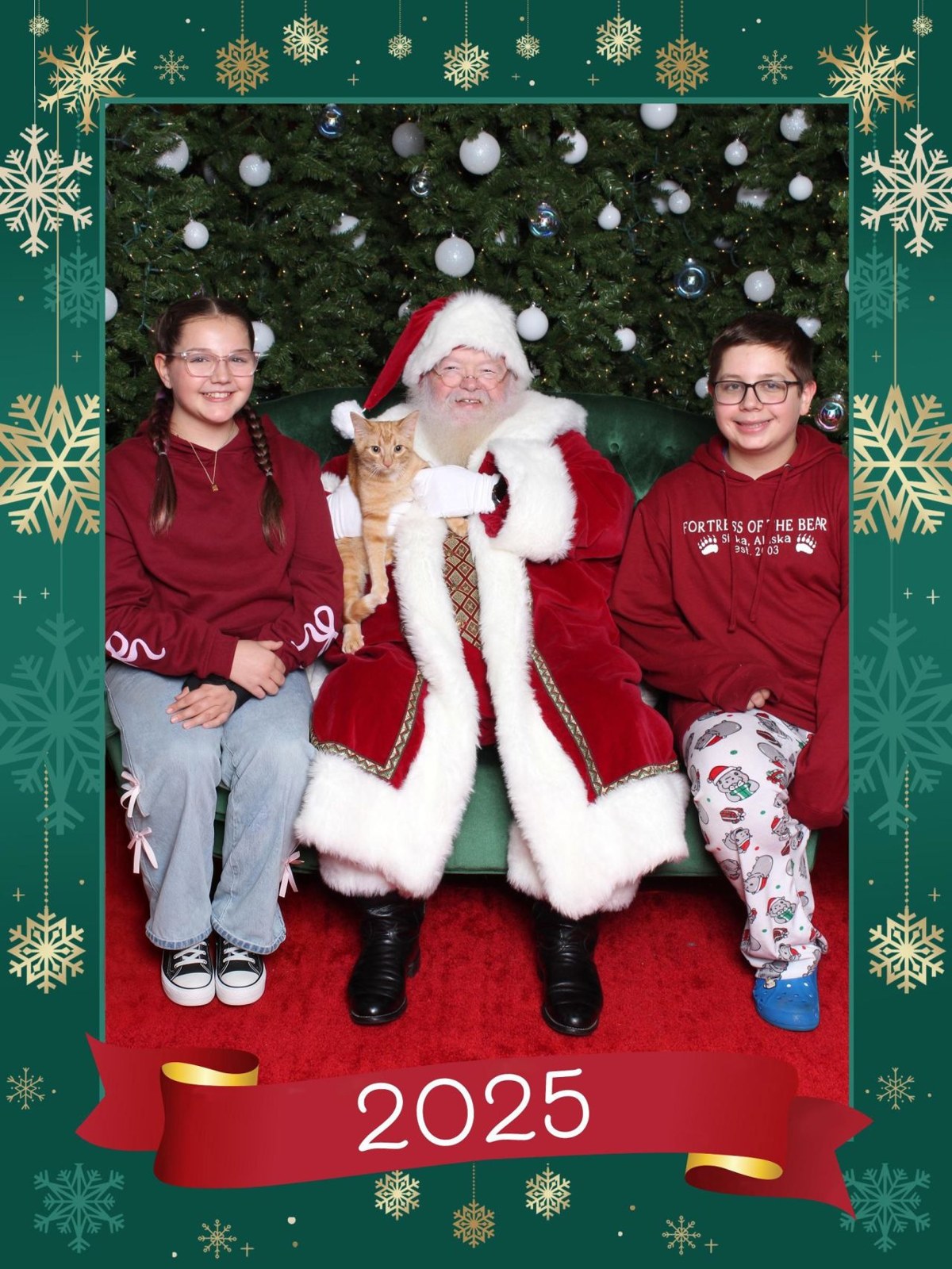 If you've ever dragged your cat to the mall to take Santa photos for Christmas… we should be friends. 😅